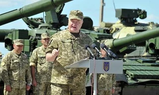 Tổng thống Ukraine tiết lộ 3 kịch bản để giải quyết cuộc xung đột đẫm máu ở miền đông Ukraine.