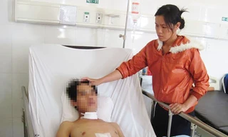 Chị Hoàng Thị Nga chăm sóc cho anh Định