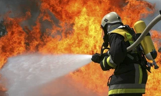 1001 thắc mắc: Vì sao nước nóng dập lửa tốt hơn nước lạnh?