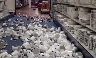 Trận động đất làm nhiều hàng hóa rơi khỏi các kệ hàng. (Nguồn: stuff.co.nz) 