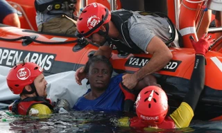 Nhân viên cứu hộ nỗ lực cứu một người di cư trên Địa Trung Hải ngày 17/7/2018. (Ảnh: AFP/TTXVN) 