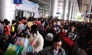 Vật vã về quê ăn tết trên tàu hiện đại nhất Việt Nam