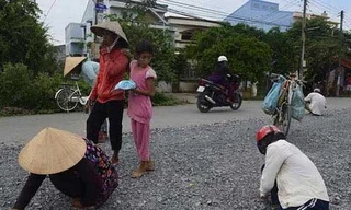 Chiều 12-12, nhiều người vẫn lọ mọ tìm nhặt “vàng”