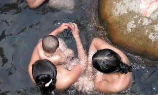 Sự thật về tục tắm tiên độc đáo ở Tú Lệ