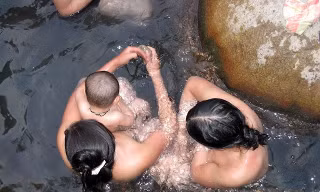 Sự thật về tục tắm tiên độc đáo ở Tú Lệ