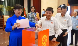 Các đại biểu HĐND TP bỏ phiếu tín nhiệm chiều 5-12