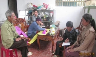  Gia đình đang làm thủ tục mai táng anh Viện