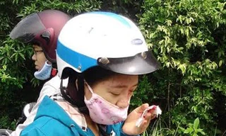 Chị Giang bị cá thể khỉ đuôi lợn tấn công gây chảy máu vùng mắt.