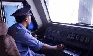 So với lái xe đường bộ, sức khoẻ người lái tàu khi tuyển dụng có nhiều quy định khắt khe (ảnh minh họa) 