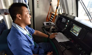 Giai đoạn chạy thử, lái tàu là người Trung Quốc sau đó sẽ được thay thế toàn bộ lái tàu Việt Nam. Ảnh: Giang Huy. 