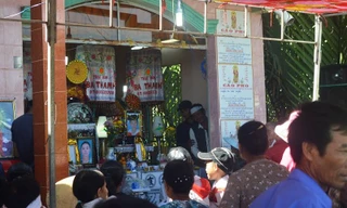 Người dân thắp nhang cho các nạn nhân.