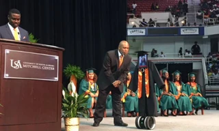 Nữ sinh bật khóc khi được robot nhận hộ bằng tốt nghiệp