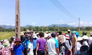 'Chê' điện mặt trời, dân chặn xe đoàn công tác rà phá bom mìn