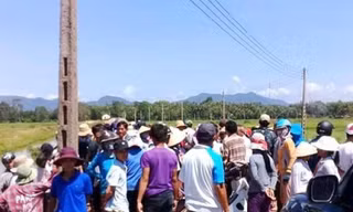 'Chê' điện mặt trời, dân chặn xe đoàn công tác rà phá bom mìn