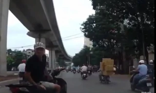 Thanh niên chạy SH chặn đầu ôtô, khiêu chiến tài xế. Ảnh chụp từ video 