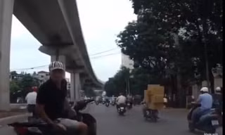 Thanh niên chạy SH chặn đầu ôtô, khiêu chiến tài xế. Ảnh chụp từ video 