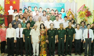 Các nhà văn và đại biểu tại buổi khai mạc. Ảnh: VNQĐ