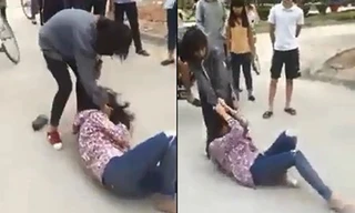 Thêm clip thiếu nữ túm tóc đánh nhau, bạn bè đứng ngoài cổ vũ