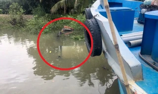 Hiện trường vụ TNGT đường thủy (dấu khoanh đỏ: một trong 2 ghe bị sà lan va vào làm chìm) - ảnh HÀ HUY 