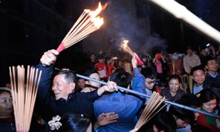 Hàng trăm người xin lửa, chạy thục mạng cầu may