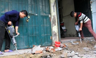 Máy khoan xuống phố đòi lại vỉa hè ở Thủ đô