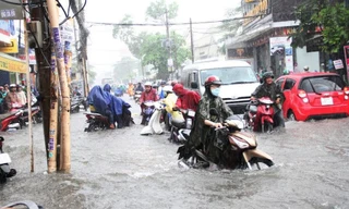 Cơn mưa lớn khiến nhiều tuyến đường ngập nặng.