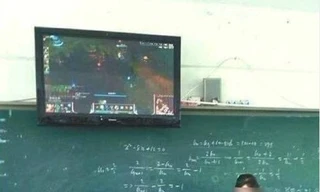 “Choáng“ với ảnh học sinh ngủ gục, cô giáo chơi game trong lớp 