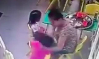 Bảo mẫu mầm non tát liên tục vào mặt khiến trẻ ngã dúi dụi