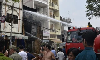 Lực lượng chức năng nỗ lực dập lửa.