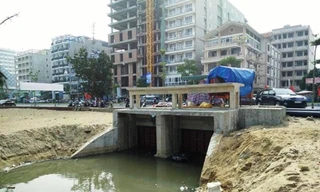 Cống nước thải ở phường Trung Sơn, TP Sầm Sơn vẫn chảy tràn ra bãi tắm C bốc mùi hôi thối nồng nặc 