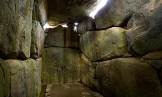 Cửa vào hầm mộ