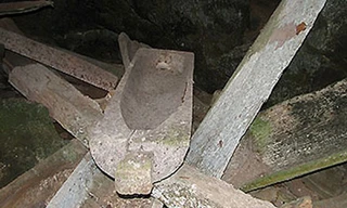 Rùng mình vào hang 'quan tài' đầy mảnh sứ, tiền cổ