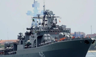 Ngắm tàu săn ngầm 'khủng' của Nga ở Cam Ranh