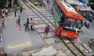 Hành khách nhao nhác tháo chạy 