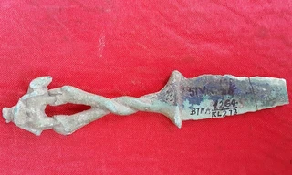 Dao găm cán tượng rắn ngậm chân voi đang được bảo quản tại Bảo tàng Nghệ An. 