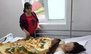 Các y bác sĩ buộc phải cưa bỏ cánh tay trái của cô giáo Tiền 