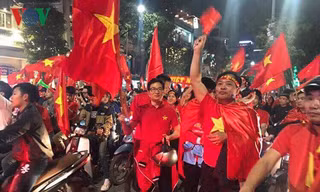 Phó thủ tướng Vũ Đức Đam ra đường mừng chiến thắng U23 Việt Nam