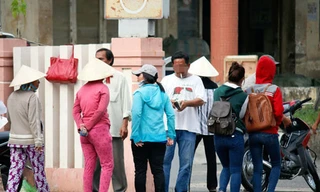 Trước cổng ga Sài Gòn thờiđiểm này lúcnào cũng có hàng chục cò vétàu đứng "chào hàng"