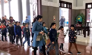 Xúc động các bạn nhỏ tới viếng Hải An - cô bé có trái tim nhân hậu
