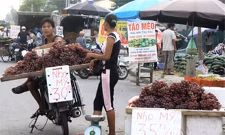Nho Trung Quốc gắn mác "nho Mỹ” được bán tràn lan trên thị trường thời gian qua.