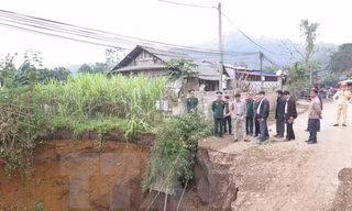 Lãnh đạo tỉnh Bắc Kạn cùng cơ quan chức năng có mặt tại hiện trường để tìm phương án giải quyết. (Ảnh: Bùi Đức Hiếu/TTXVN)