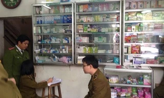 Lực lượng chức năng kiểm tra nhà thuốc 11A An Dương, Tây Hồ. Ảnh: TQ