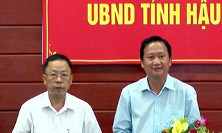 Ông Trịnh Xuân Thanh (bìa phải) nhận hoa chúc mừng được bầu làm Phó chủ tịch UBND tỉnh Hậu Giang. Ảnh: Báo Hậu Giang.
