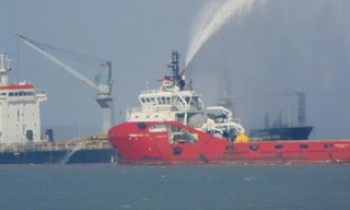 Tàu nước ngoài hơn 6000 tấn đang neo đậu bị bốc cháy