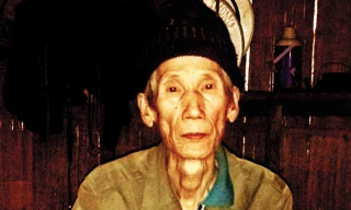 Thực hư dấu chân người khổng lồ trên đá ở Lào Cai