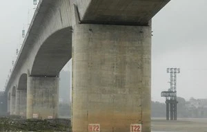 Vị trí trụ T22 cầu Vĩnh Tuy xuất hiện vết nứt.