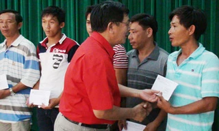 Ông Phan Như Nghĩa trao số tiền ủng hộ cho các ngư dân.