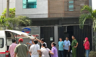 Thi thể nạn nhân được đưa từ văn phòng ra ngoài. Ảnh: Sơn Hoà. 