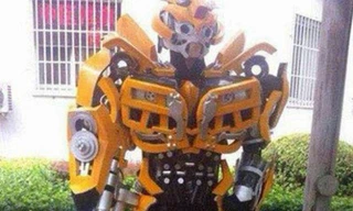 Mặc đồ Transformer, xin 2 USD để …trở về hành tinh cũ