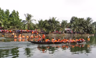 Gần 5 vạn dân đến cổ vũ cho lễ đua thuyền.
